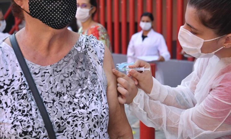 Umuarama vacina pessoas com 60 anos ou mais contra a Covid nesta Sexta-feira