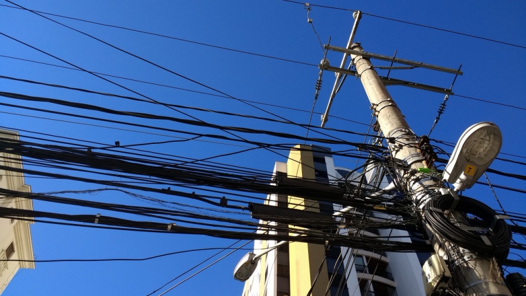Umuarama: Homem morre após forte descarga elétrica enquanto trabalhava na rua Anhumaí