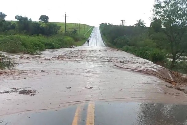 DER/PR monitora rodovia entre Douradina e Ivaté atingida por cheia de rio