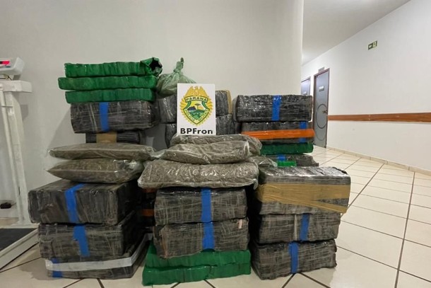 Quase meia tonelada de maconha é apreendida durante patrulhamento em Umuarama