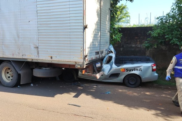 Carro bate em caminhão e homem de 20 anos morre preso às ferragens em Umuarama
