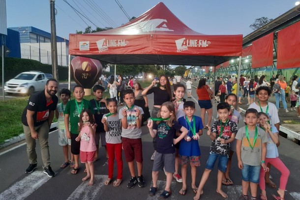 Aline FM promove evento com brincadeiras, prêmios e música em Umuarama